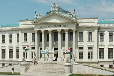 Picture of the facade of the Ferenc Móra Museum in Szeged.