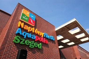 Picture of the facade of the Aquapolis Sunlight Bath in Szeged.